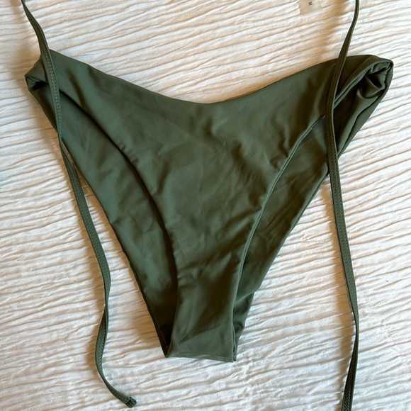 Bikini - Picture 3 of 3